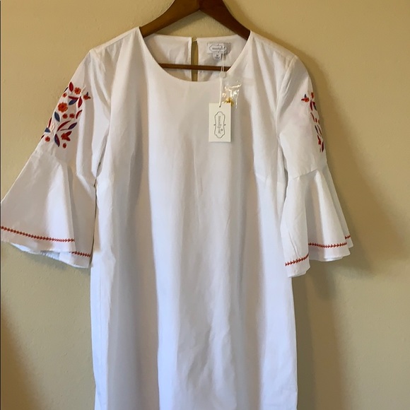 White/ floral embroidered Dress w/bell sleeves - Picture 8 of 8